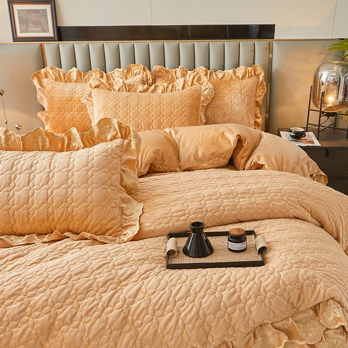 91家纺网 家纺一手货源 找家纺 虹星家纺 2024新款可拆卸宝宝绒夹棉床裙三四件套-盛世芳华 盛世芳华 暖杏