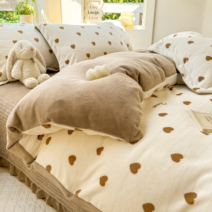 91家纺网 家纺一手货源 找家纺 梦可莱家居 2024秋冬牛奶绒韩系ins印花床盖四件套 卡爱心