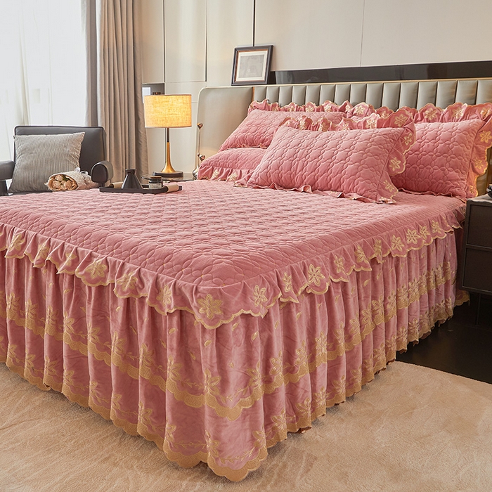 91家纺网 家纺一手货源 找家纺 虹星家纺 2024新款可拆卸宝宝绒夹棉床裙三件套-盛世芳华 盛世芳华 梦粉