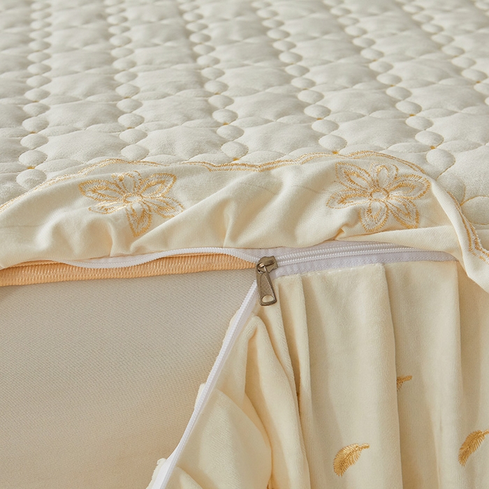 91家纺网 家纺一手货源 找家纺 虹星家纺 2024新款可拆卸宝宝绒夹棉床裙三件套-盛世芳华 盛世芳华 奶白