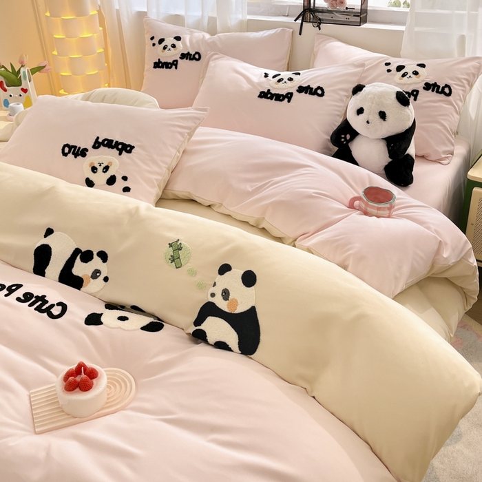 91家纺网 家纺一手货源 找家纺 一左一右 2024新款亲肤磨毛水洗棉拼接立体毛巾绣花卡通四件套儿童学生三件套床笠（提供买家秀） 熊猫派对-粉玉