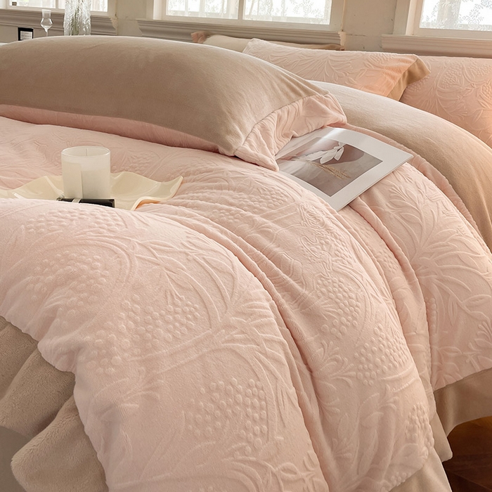 91家纺网 家纺一手货源 找家纺 2024新款A类雕花绒牛奶绒四件套宝宝绒婴儿绒床单被套保暖套件新品-米鹿提 白桃色