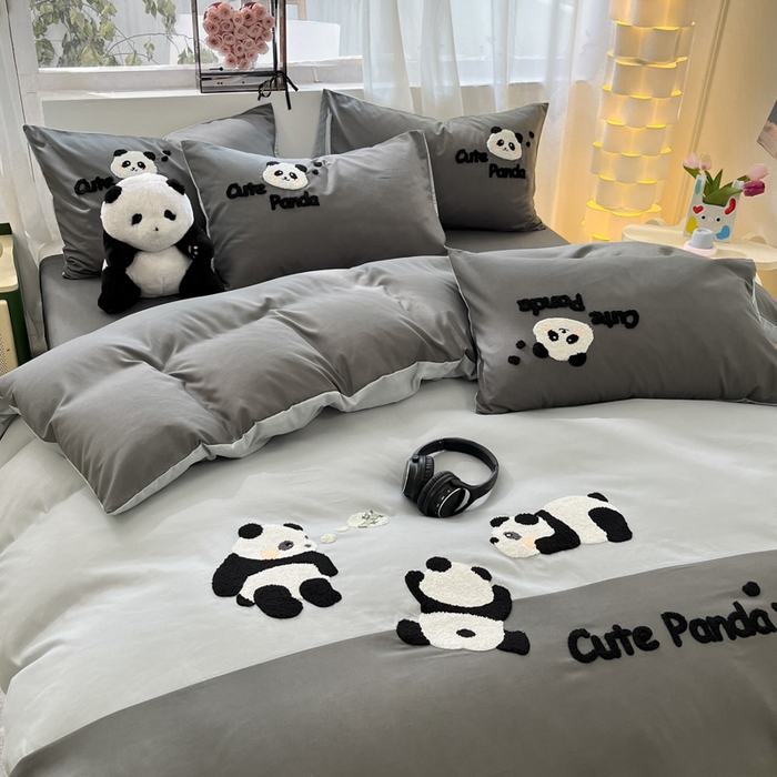 91家纺网 家纺一手货源 找家纺 一左一右 2024新款亲肤磨毛水洗棉拼接立体毛巾绣花卡通四件套儿童学生三件套床笠（提供买家秀） 熊猫派对-灰色
