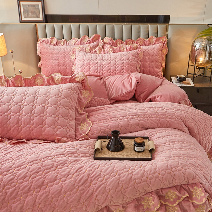 91家纺网 家纺一手货源 找家纺 虹星家纺 2024新款可拆卸宝宝绒夹棉床裙三四件套-盛世芳华 盛世芳华 梦粉