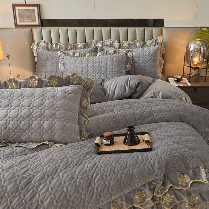 91家纺网 家纺一手货源 找家纺 虹星家纺 2024新款可拆卸宝宝绒夹棉床裙三四件套-盛世芳华 盛世芳华 梦灰