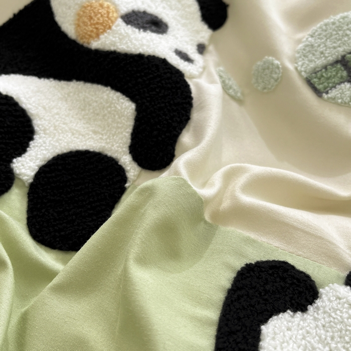 91家纺网 家纺一手货源 找家纺 一左一右 2024新款亲肤磨毛水洗棉拼接立体毛巾绣花卡通四件套儿童学生三件套床笠（提供买家秀） 熊猫派对-浅绿