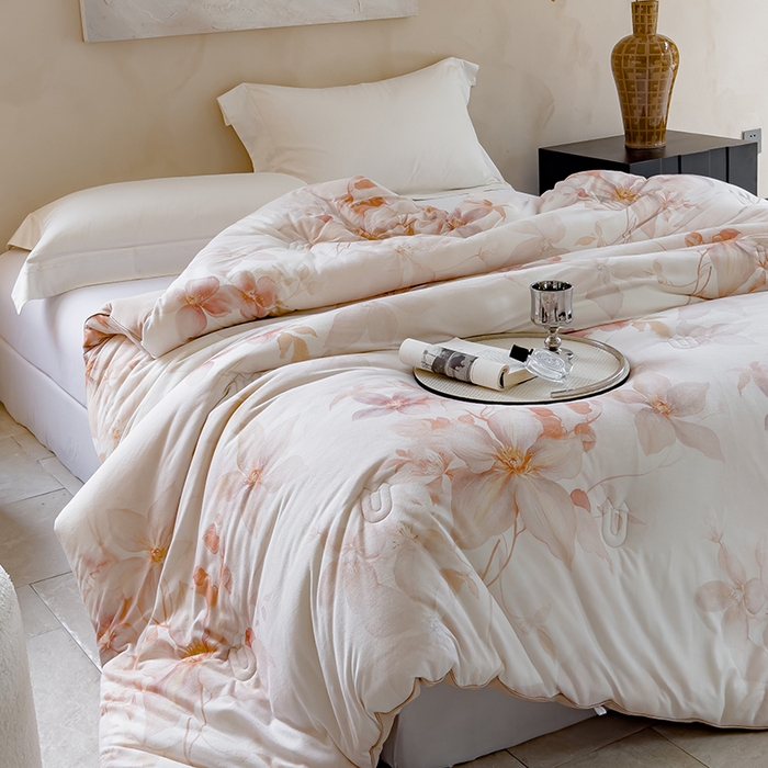 91家纺网 家纺一手货源 找家纺 丽卡家纺（原丽卡家纺） 2024新款7A抗菌艾阳棉提绒春秋被冬被子被芯 梦露花园春秋被