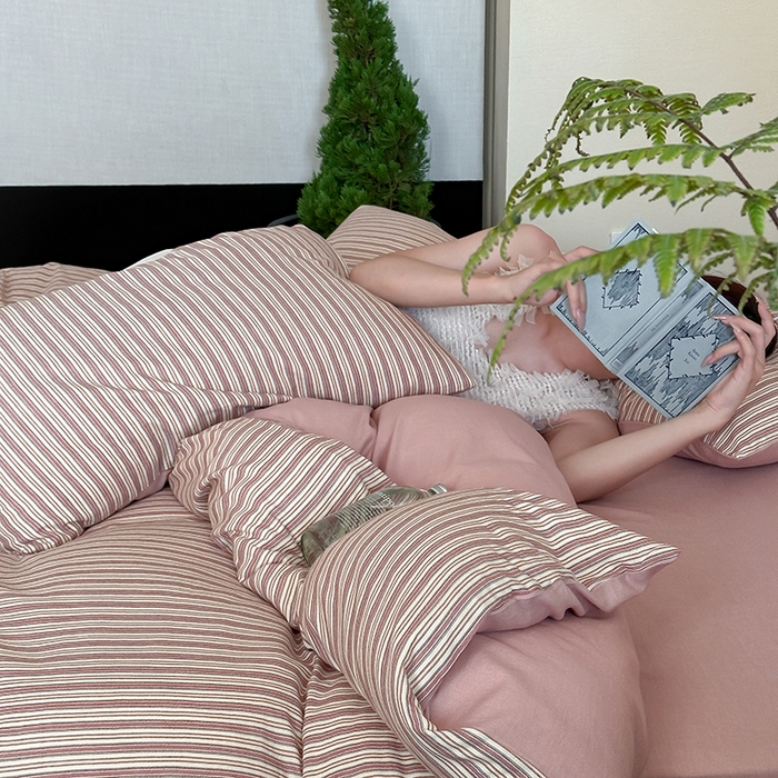 91家纺网 家纺一手货源 找家纺 2024新款全棉水洗提花工艺四件套-时光巴黎 巴黎红条