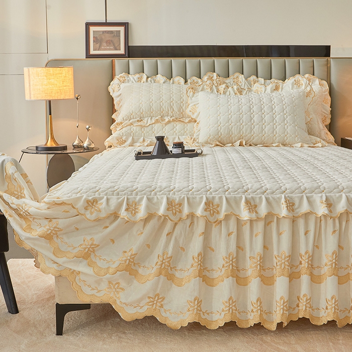 91家纺网 家纺一手货源 找家纺 虹星家纺 2024新款可拆卸宝宝绒夹棉床裙三件套-盛世芳华 盛世芳华 奶白