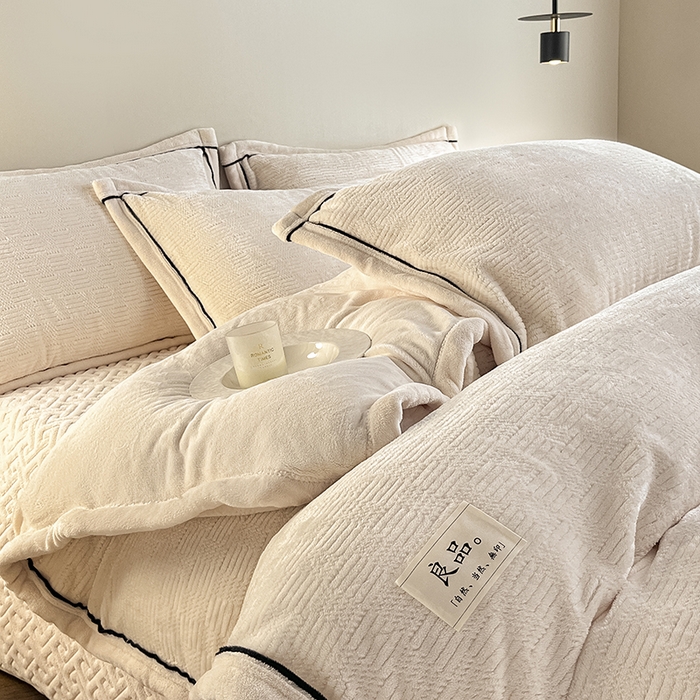 91家纺网 家纺一手货源 找家纺 欧邦 新款提花针织绒牛奶绒夹棉床盖四件套初见系列 初见-米白