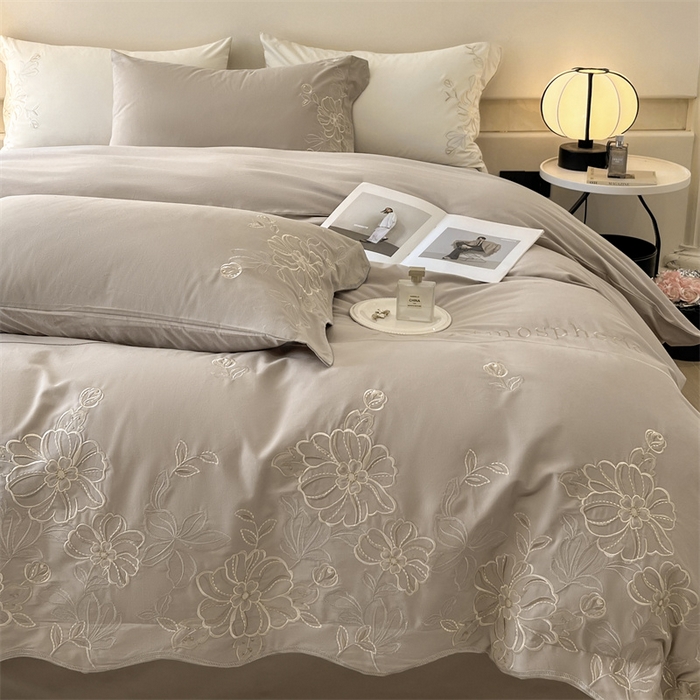 91家纺网 家纺一手货源 找家纺 艾莱家纺 2024新款A类新疆长绒棉加厚柔顺磨毛四件套-烂漫花开（风格二） 花开烂漫-大麦灰