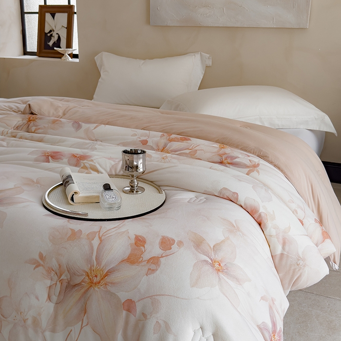 91家纺网 家纺一手货源 找家纺 丽卡家纺（原丽卡家纺） 2024新款7A抗菌艾阳棉提绒春秋被冬被子被芯 梦露花园春秋被