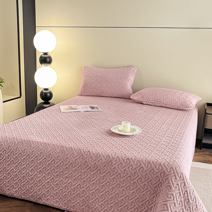 91家纺网 家纺一手货源 找家纺 欧邦 新款提花针织绒牛奶绒夹棉床盖四件套初见系列 初见-莱茵粉