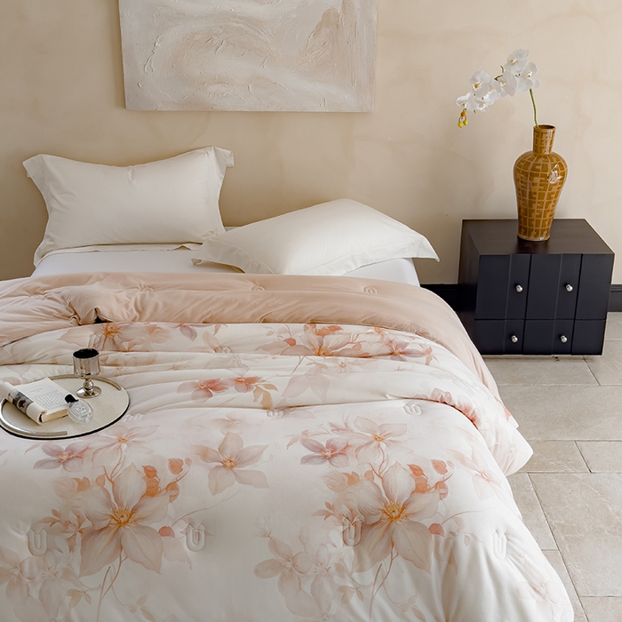 91家纺网 家纺一手货源 找家纺 丽卡家纺（原丽卡家纺） 2024新款7A抗菌艾阳棉提绒春秋被冬被子被芯 梦露花园春秋被