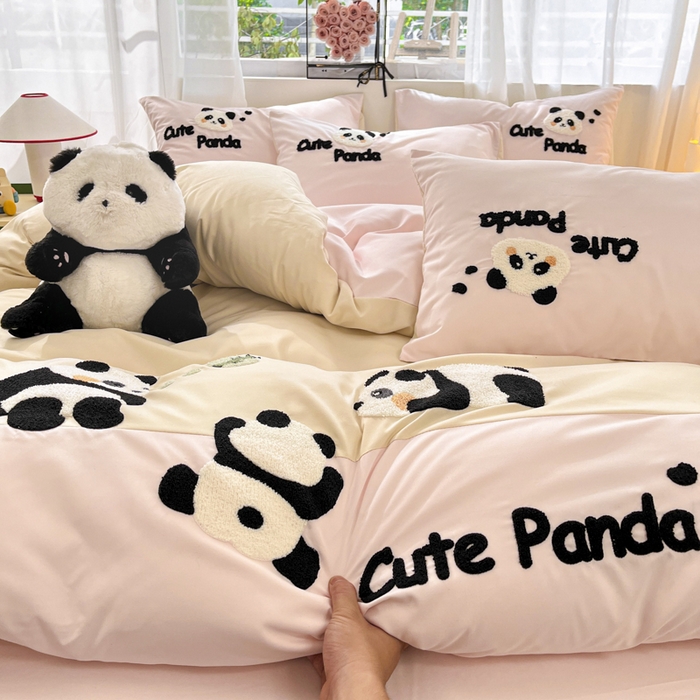 91家纺网 家纺一手货源 找家纺 一左一右 2024新款亲肤磨毛水洗棉拼接立体毛巾绣花卡通四件套儿童学生三件套床笠（提供买家秀） 熊猫派对-粉玉