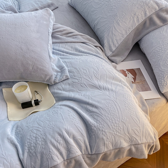 91家纺网 家纺一手货源 找家纺 2024新款A类雕花绒牛奶绒四件套宝宝绒婴儿绒床单被套保暖套件新品-米鹿提 琉璃蓝