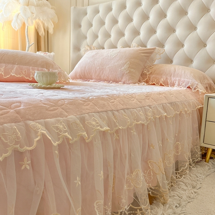 91家纺网 家纺一手货源 找家纺 （总）网红馆（ck家纺） 2025新款雕花绒牛奶绒床裙三件套-蝴蝶梦境