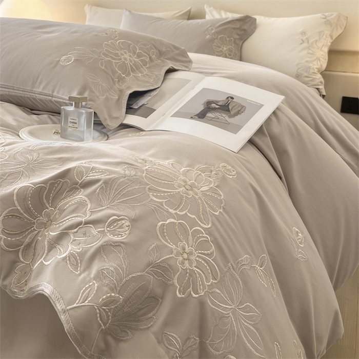 91家纺网 家纺一手货源 找家纺 艾莱家纺 2024新款A类新疆长绒棉加厚柔顺磨毛四件套-烂漫花开（风格二） 花开烂漫-大麦灰