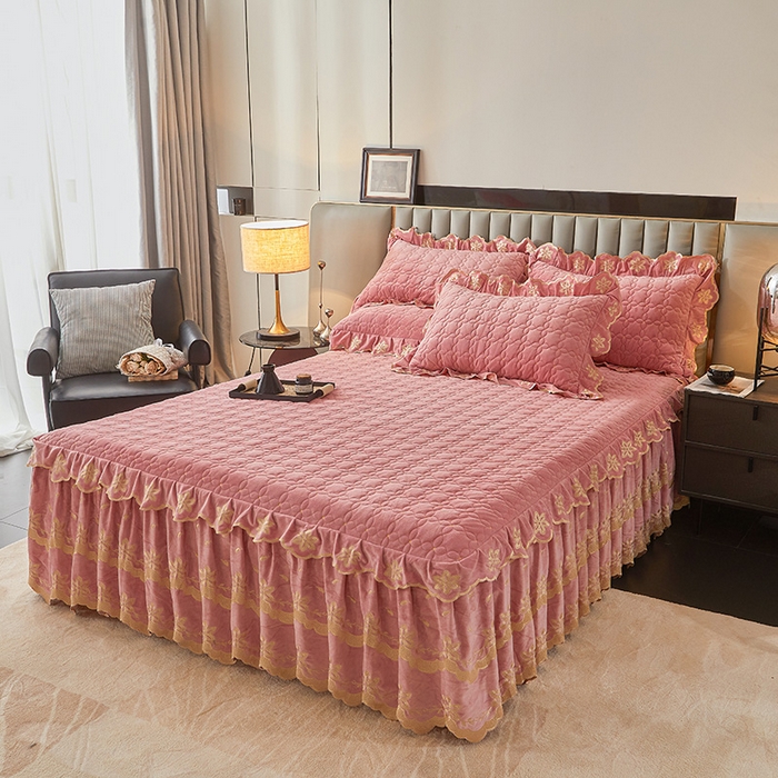 91家纺网 家纺一手货源 找家纺 虹星家纺 2024新款可拆卸宝宝绒夹棉床裙三件套-盛世芳华 盛世芳华 梦粉