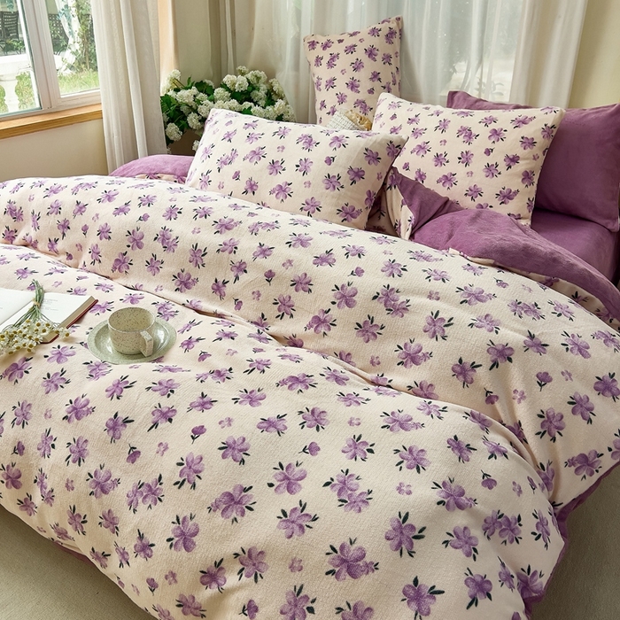 91家纺网 家纺一手货源 找家纺 美派工厂店 2024新款牛奶绒印花四件套 小紫花