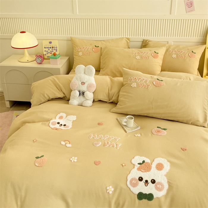 91家纺网 家纺一手货源 找家纺 一左一右 2024新款亲肤磨毛水洗棉立体毛巾绣花卡通四件套儿童学生三件套床笠（提供买家秀） 快乐兔兔-鹅黄