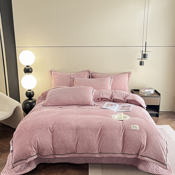 91家纺网 家纺一手货源 找家纺 欧邦 新款提花针织绒牛奶绒夹棉床盖四件套初见系列 初见-莱茵粉