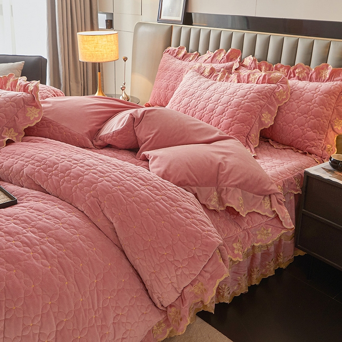 91家纺网 家纺一手货源 找家纺 虹星家纺 2024新款可拆卸宝宝绒夹棉床裙三四件套-盛世芳华 盛世芳华 梦粉