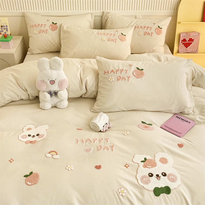 91家纺网 家纺一手货源 找家纺 一左一右 2024新款亲肤磨毛水洗棉立体毛巾绣花卡通四件套儿童学生三件套床笠（提供买家秀） 快乐兔兔-奶白