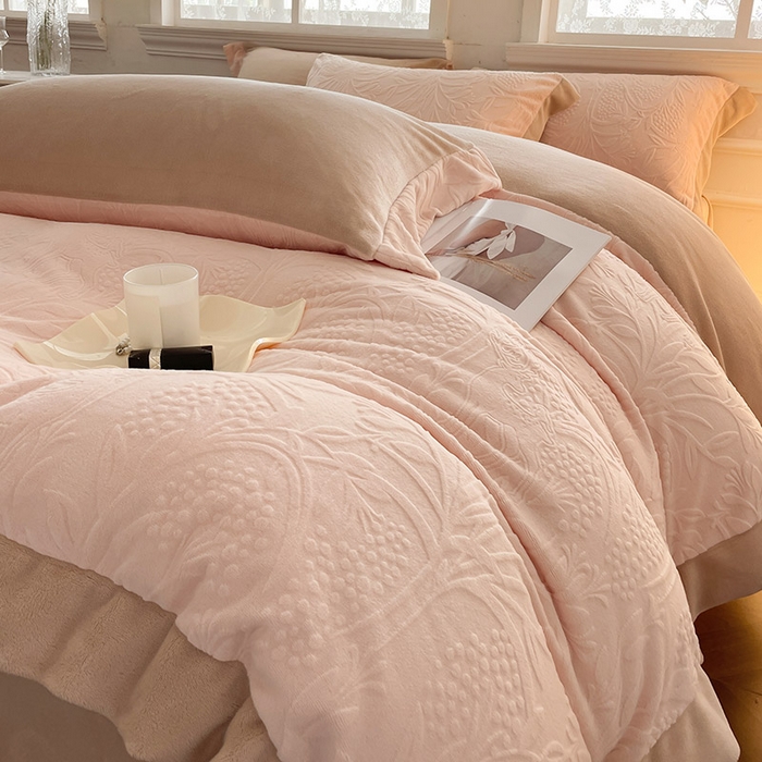 91家纺网 家纺一手货源 找家纺 2024新款A类雕花绒牛奶绒四件套宝宝绒婴儿绒床单被套保暖套件新品-米鹿提 白桃色