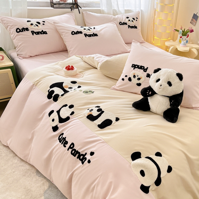 91家纺网 家纺一手货源 找家纺 一左一右 2024新款亲肤磨毛水洗棉拼接立体毛巾绣花卡通四件套儿童学生三件套床笠（提供买家秀） 熊猫派对-粉玉