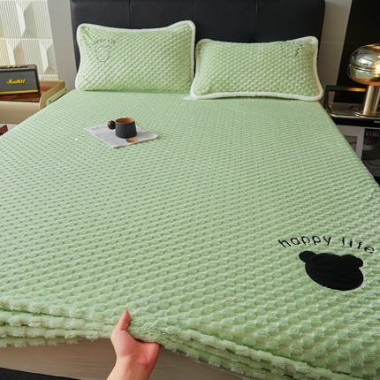 91家纺网 家纺一手货源 找家纺 极简 2024新款獭免绒刺绣款床笠-维尼熊 维尼熊-芽绿
