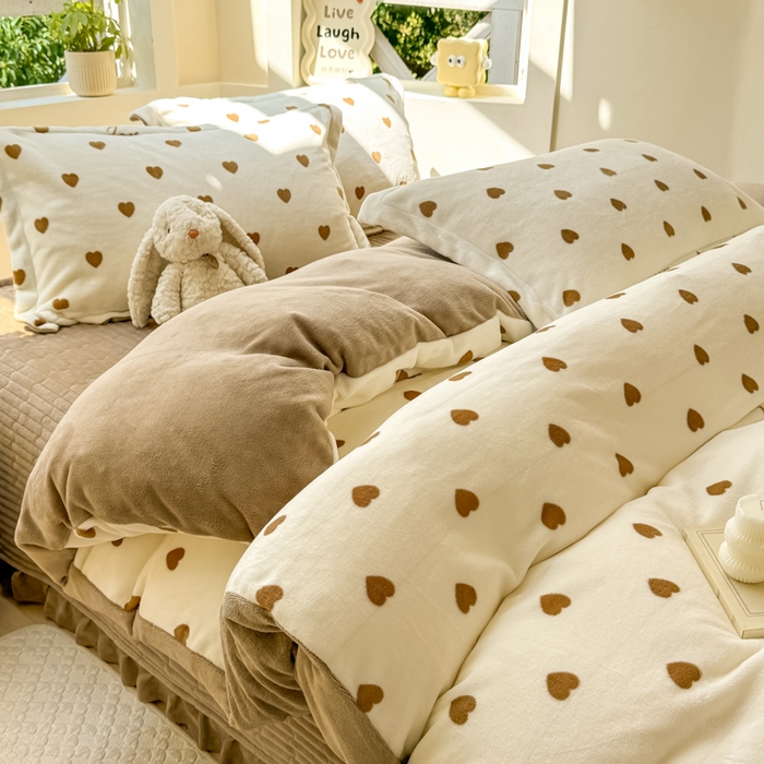 91家纺网 家纺一手货源 找家纺 梦可莱家居 2024秋冬牛奶绒韩系ins印花床盖四件套 卡爱心