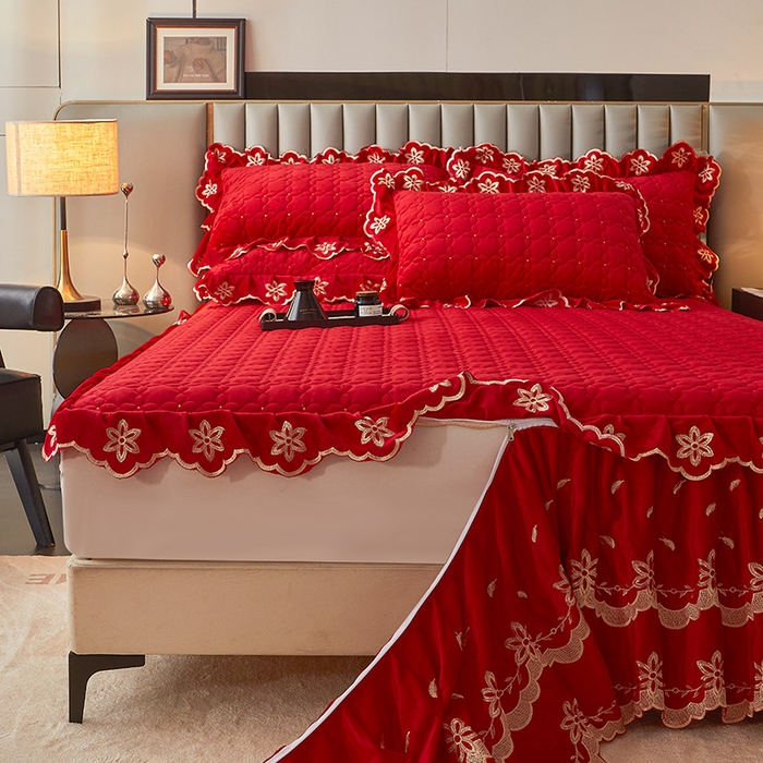 91家纺网 家纺一手货源 找家纺 虹星家纺 2024新款可拆卸宝宝绒夹棉床裙三件套-盛世芳华 盛世芳华 大红