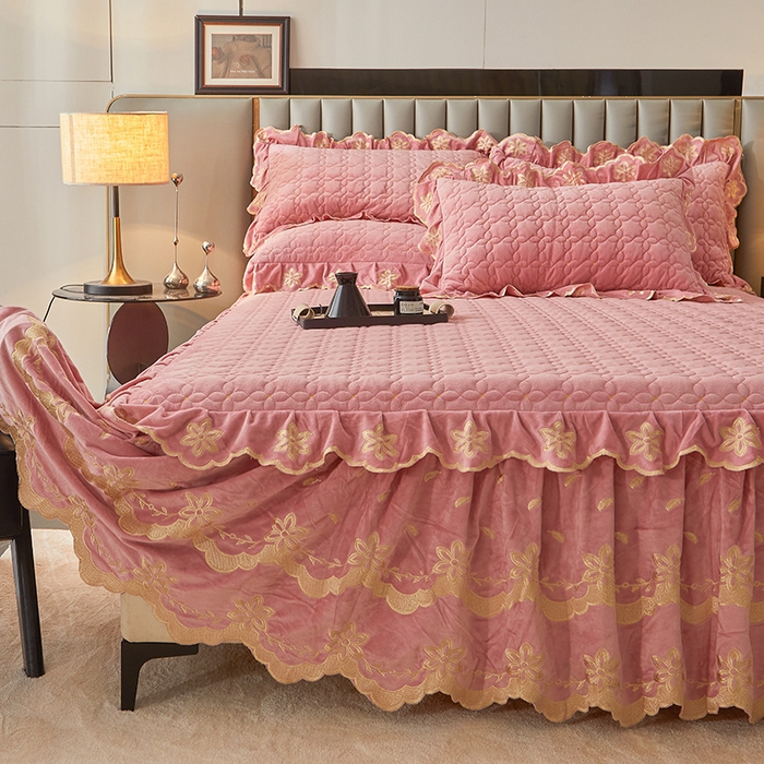 91家纺网 家纺一手货源 找家纺 虹星家纺 2024新款可拆卸宝宝绒夹棉床裙三件套-盛世芳华 盛世芳华 梦粉