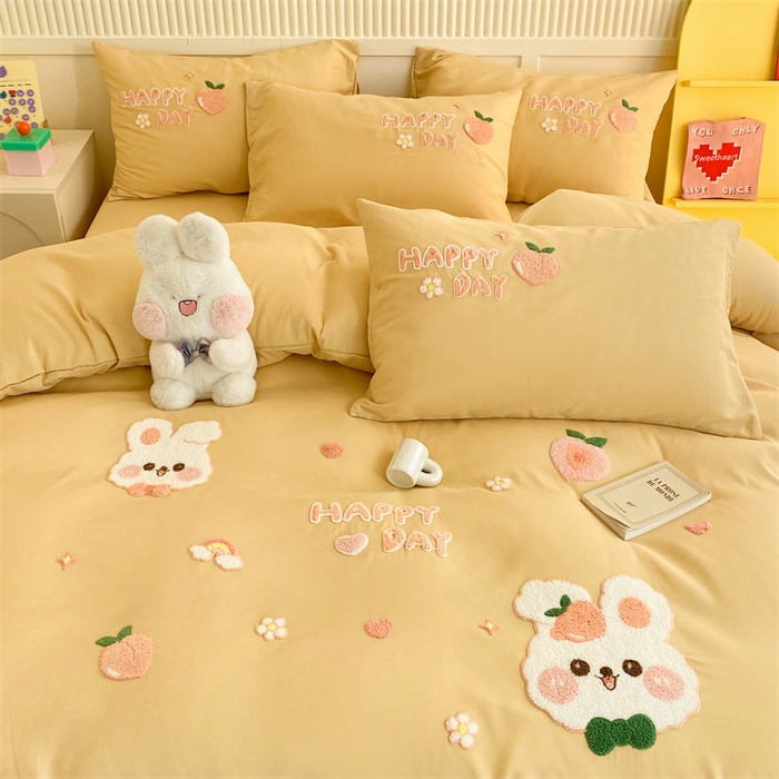 91家纺网 家纺一手货源 找家纺 一左一右 2024新款亲肤磨毛水洗棉立体毛巾绣花卡通四件套儿童学生三件套床笠（提供买家秀） 快乐兔兔-鹅黄