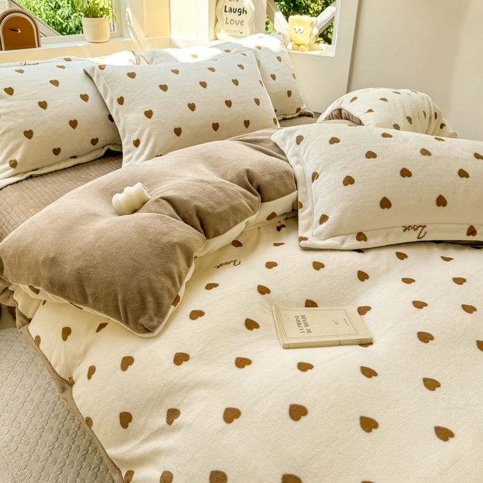 91家纺网 家纺一手货源 找家纺 梦可莱家居 2024秋冬牛奶绒韩系ins印花床盖四件套 卡爱心