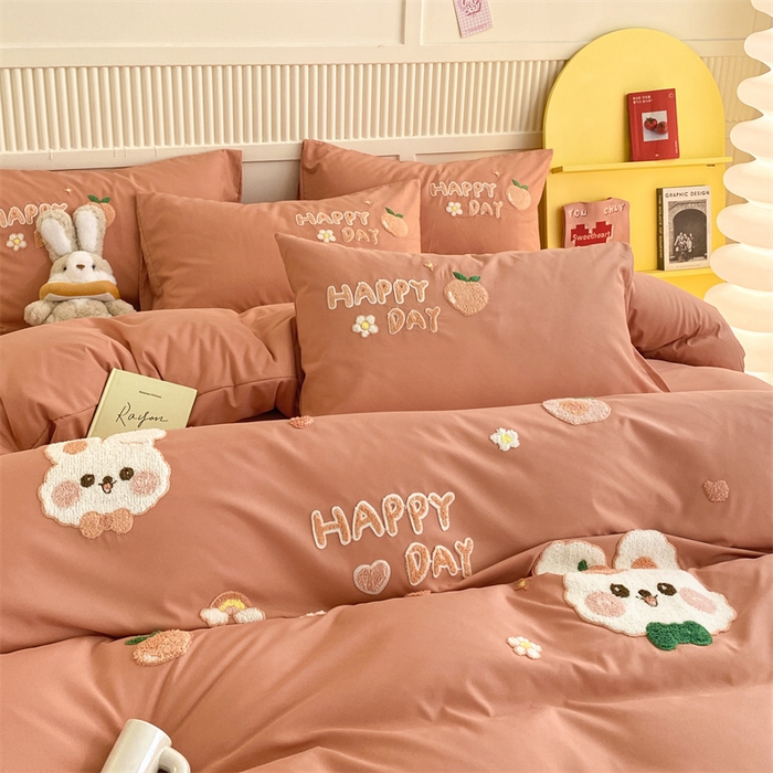 91家纺网 家纺一手货源 找家纺 一左一右 2024新款亲肤磨毛水洗棉立体毛巾绣花卡通四件套儿童学生三件套床笠（提供买家秀） 快乐兔兔-砖红