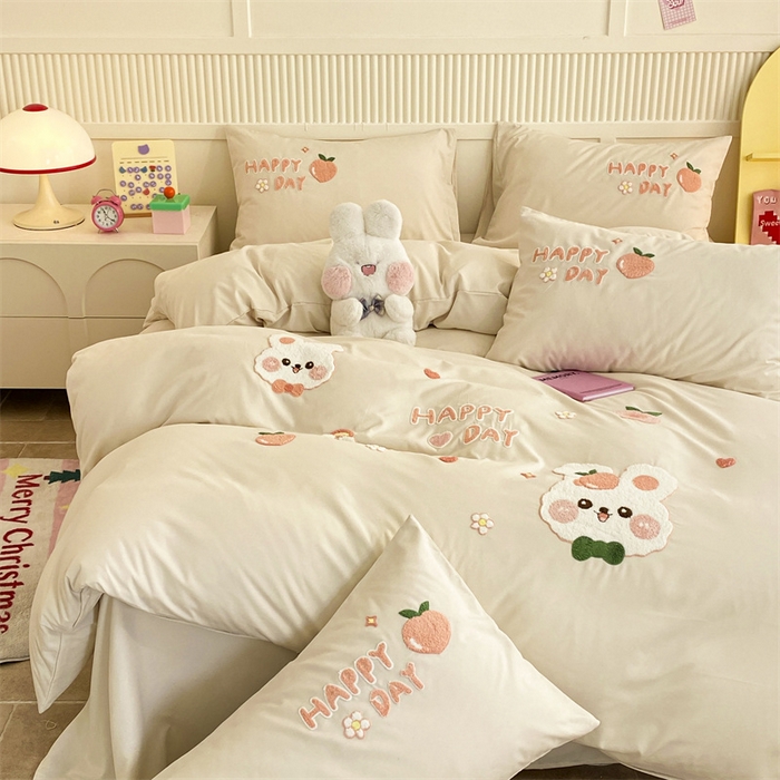 91家纺网 家纺一手货源 找家纺 一左一右 2024新款亲肤磨毛水洗棉立体毛巾绣花卡通四件套儿童学生三件套床笠（提供买家秀） 快乐兔兔-奶白