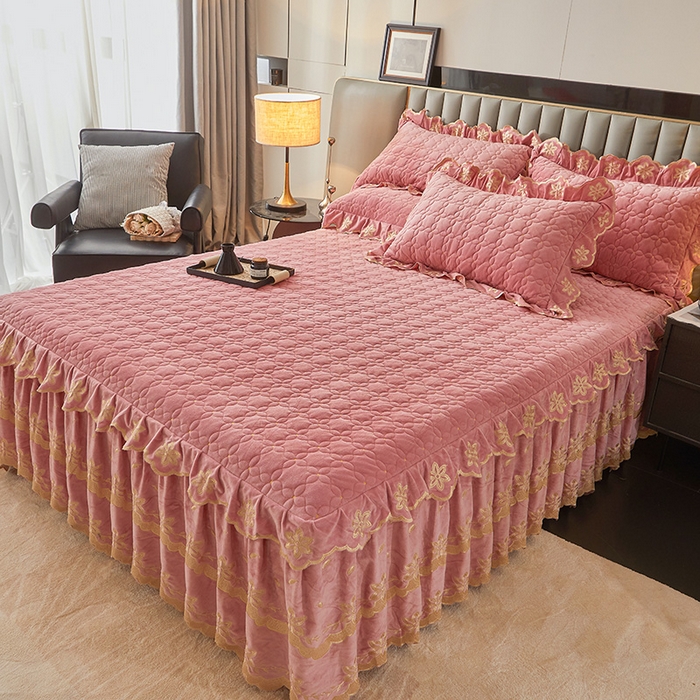 91家纺网 家纺一手货源 找家纺 虹星家纺 2024新款可拆卸宝宝绒夹棉床裙三件套-盛世芳华 盛世芳华 梦粉