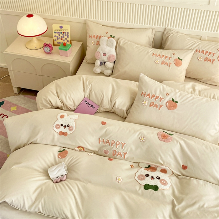 91家纺网 家纺一手货源 找家纺 一左一右 2024新款亲肤磨毛水洗棉立体毛巾绣花卡通四件套儿童学生三件套床笠（提供买家秀） 快乐兔兔-奶白