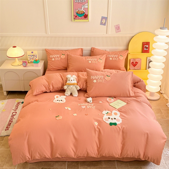 91家纺网 家纺一手货源 找家纺 一左一右 2024新款亲肤磨毛水洗棉立体毛巾绣花卡通四件套儿童学生三件套床笠（提供买家秀） 快乐兔兔-砖红