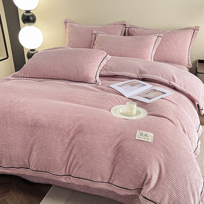 91家纺网 家纺一手货源 找家纺 欧邦 新款提花针织绒牛奶绒夹棉床盖四件套初见系列 初见-莱茵粉