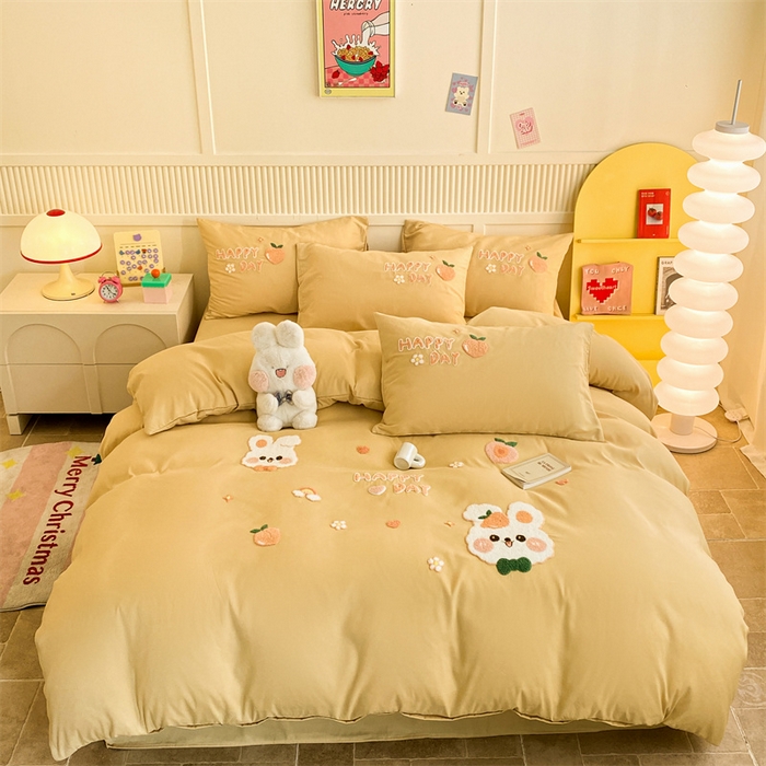 91家纺网 家纺一手货源 找家纺 一左一右 2024新款亲肤磨毛水洗棉立体毛巾绣花卡通四件套儿童学生三件套床笠（提供买家秀） 快乐兔兔-鹅黄