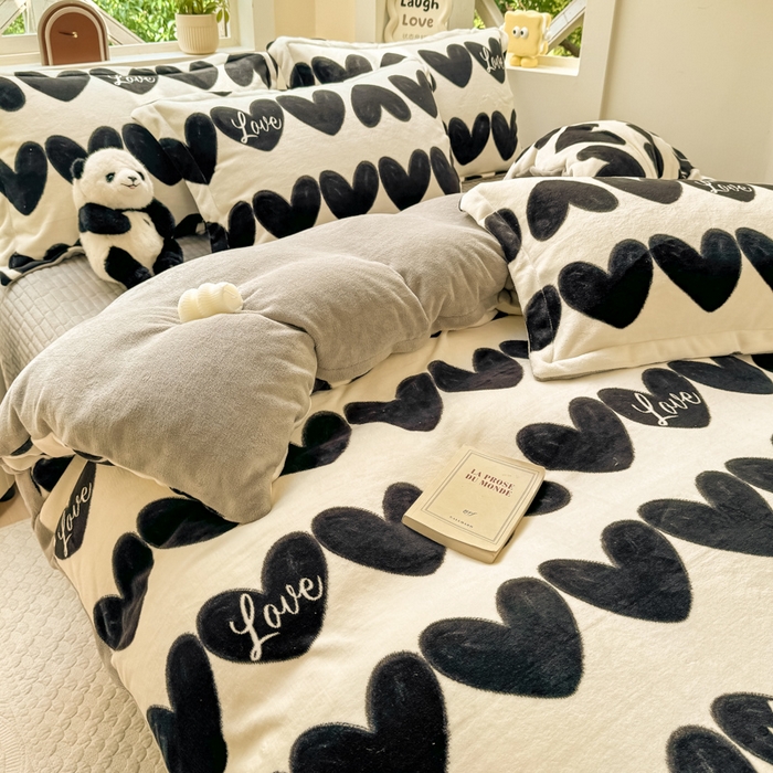 91家纺网 家纺一手货源 找家纺 梦可莱家居 2024秋冬牛奶绒韩系ins印花床盖四件套 黑爱心