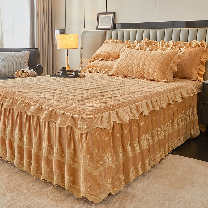 91家纺网 家纺一手货源 找家纺 虹星家纺 2024新款可拆卸宝宝绒夹棉床裙三件套-盛世芳华 盛世芳华 暖杏