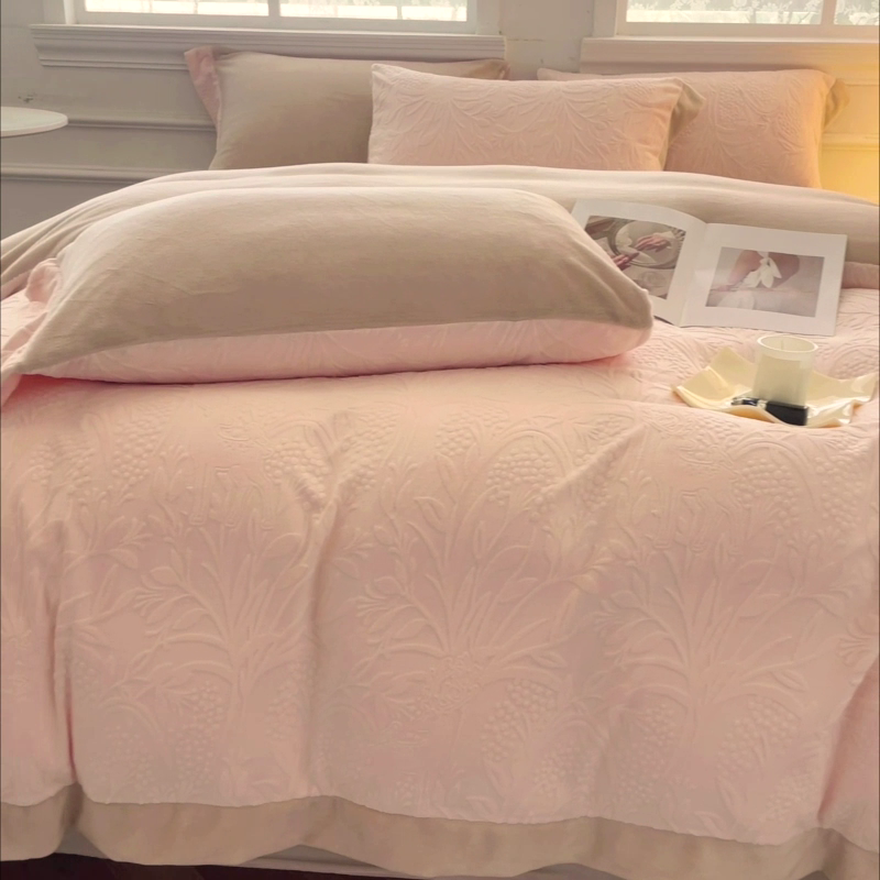 91家纺网 家纺一手货源 找家纺 2024新款A类雕花绒牛奶绒四件套宝宝绒婴儿绒床单被套保暖套件新品-米鹿提 白桃色