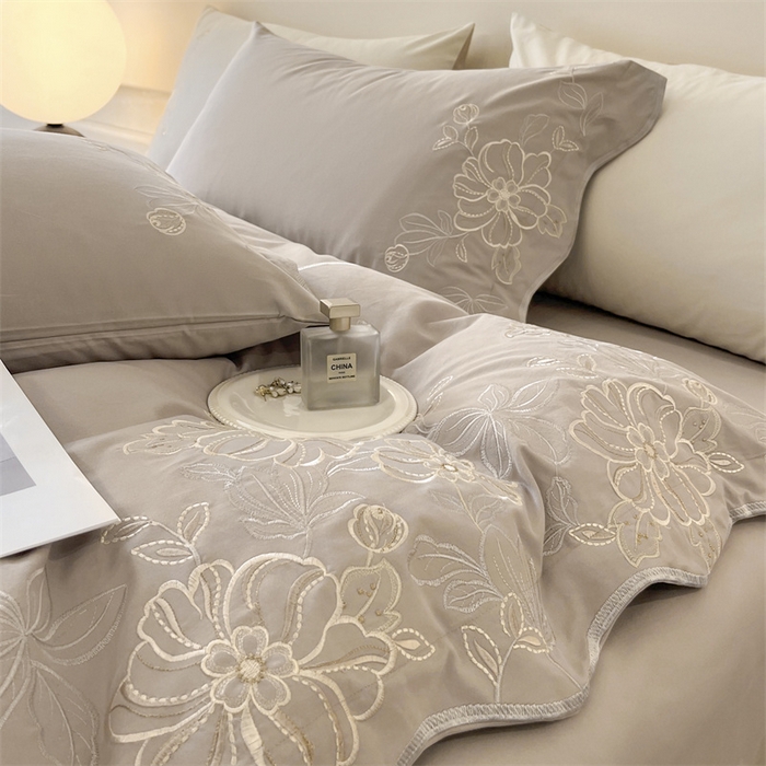 91家纺网 家纺一手货源 找家纺 艾莱家纺 2024新款A类新疆长绒棉加厚柔顺磨毛四件套-烂漫花开（风格二） 花开烂漫-大麦灰