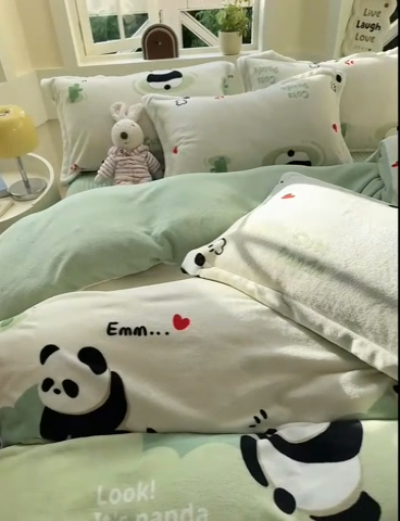 91家纺网 家纺一手货源 找家纺 梦可莱家居 2024秋冬牛奶绒韩系ins印花床盖四件套 绿熊猫