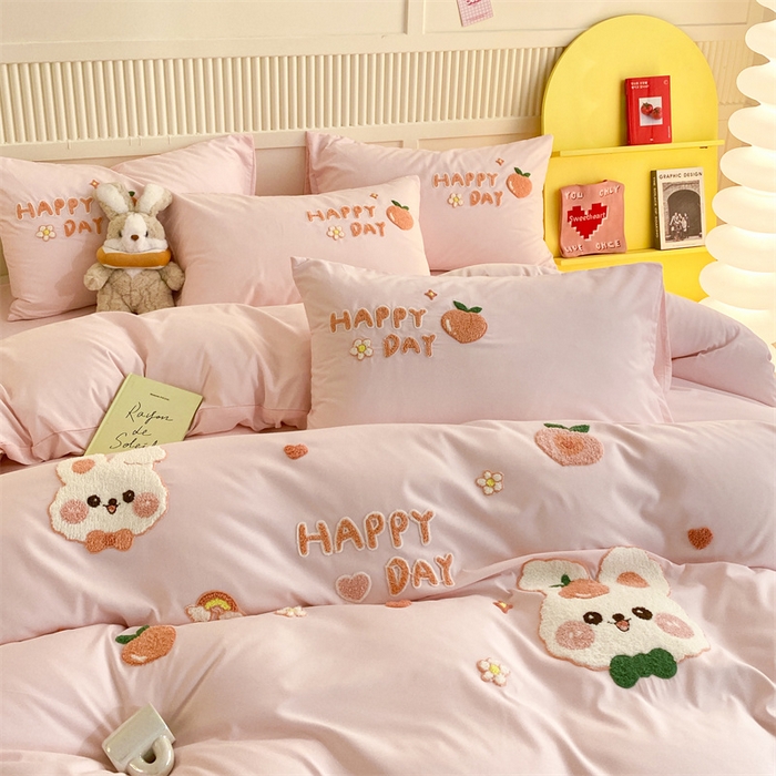 91家纺网 家纺一手货源 找家纺 一左一右 2024新款亲肤磨毛水洗棉立体毛巾绣花卡通四件套儿童学生三件套床笠（提供买家秀） 快乐兔兔-粉玉