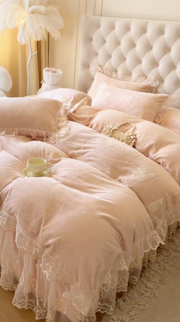 91家纺网 家纺一手货源 找家纺 （总）网红馆（ck家纺） 2025新款雕花绒牛奶绒床裙三件套-蝴蝶梦境